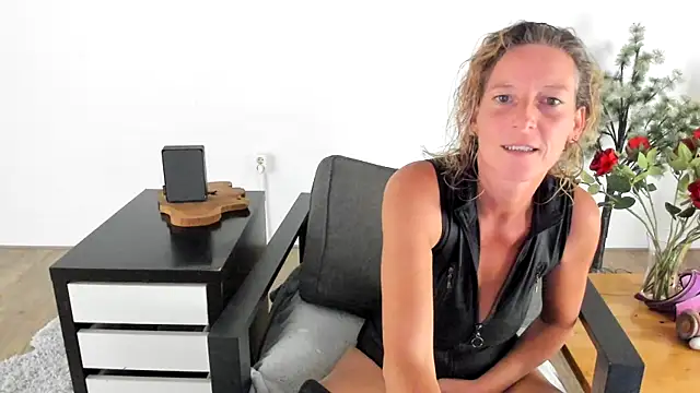 Snapshot of MendiPetite chatting on September 11, 2025, 8:31 pm MendiPetite online show from September 11, 2025, 8:31 pm