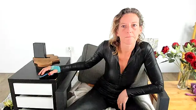 Snapshot of MendiPetite chatting on October 6, 2025, 7:39 am MendiPetite online show from October 6, 2025, 7:39 am