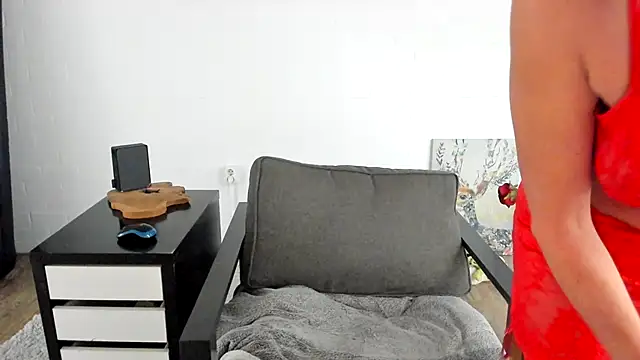 Snapshot of MendiPetite chatting on October 21, 2025, 8:48 am MendiPetite online show from October 21, 2025, 8:48 am