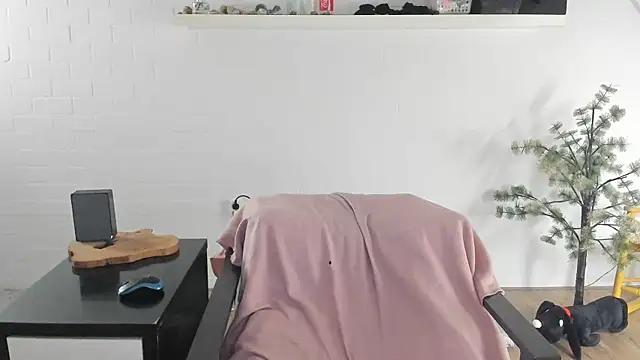 Snapshot of MendiPetite chatting on February 18, 2026, 9:11 pm MendiPetite online show from February 18, 2026, 9:11 pm