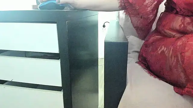 Snapshot of MendiPetite chatting on February 20, 2026, 9:26 pm MendiPetite online show from February 20, 2026, 9:26 pm