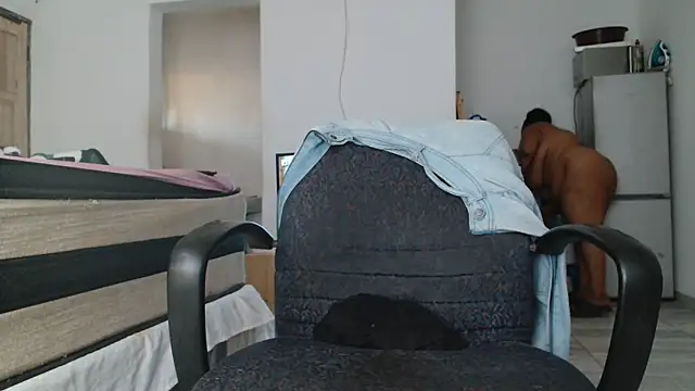 Hugetittiesxx2 online show from October 21, 2025, 3:40 am