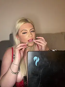 Blondiee3088 online show from December 9, 2024, 5:08 pm