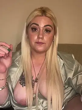 Blondiee3088 online show from February 12, 2025, 9:01 pm