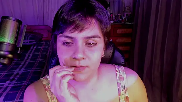 Snapshot of isabelacooperr chatting on August 4, 2026, 5:10 am isabelacooperr online show from August 4, 2026, 5:10 am