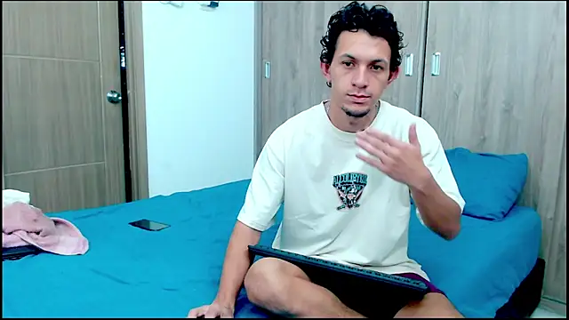 Snapshot of meridandwither chatting on May 15, 2026, 10:44 am meridandwither online show from May 15, 2026, 10:44 am