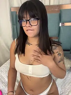 Snapshot of honeyy_mia chatting on October 15, 2025, 5:29 am honeyy mia online show from October 15, 2025, 5:29 am