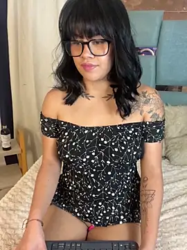 Snapshot of honeyy_mia chatting on October 29, 2025, 4:48 am honeyy mia online show from October 29, 2025, 4:48 am