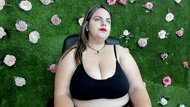 Huge Titties  online show from September 23, 2025, 7:06 pm