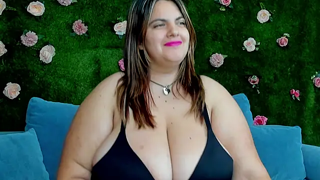 Huge Titties  online show from October 6, 2025, 7:11 pm