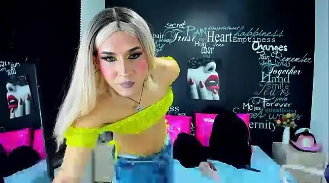 DarianaGia online show from December 4, 2024, 5:05 am