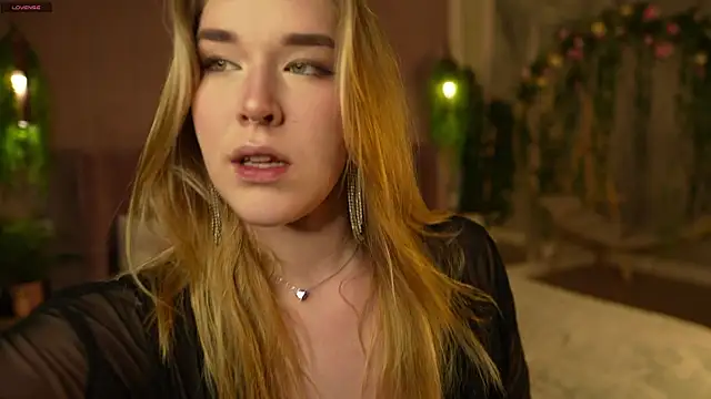 Smiley Mia online show from November 5, 2025, 5:07 am