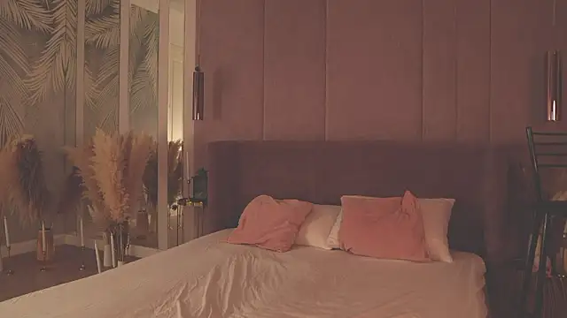 Smiley Mia online show from February 4, 2026, 5:02 am