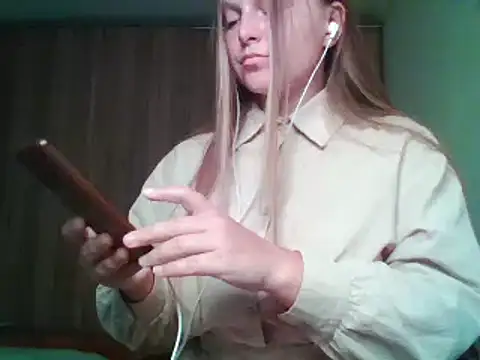 Evasapples online show from September 8, 2025, 6:07 pm