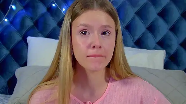 MilanaBalmain online show from December 17, 2025, 6:25 pm