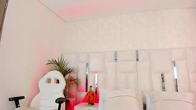 im nika  online show from October 31, 2025, 1:34 pm