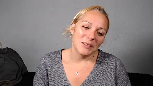 Doucelouve9 online show from November 22, 2025, 5:23 pm