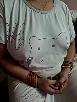 milf-kaira online show from November 6, 2025, 4:41 pm