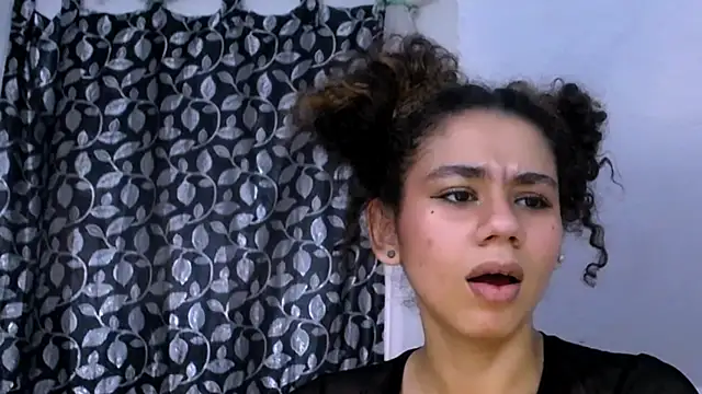 Snapshot of diamonmeli chatting on March 3, 2025, 5:39 pm diamonmeli online show from March 3, 2025, 5:39 pm