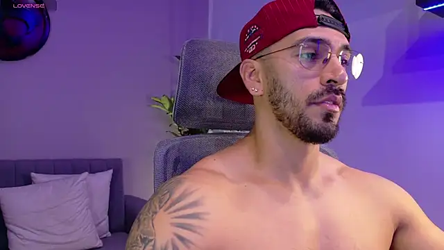 Snapshot of tony_muscle chatting on July 12, 2026, 1:24 pm tony muscle online show from July 12, 2026, 1:24 pm