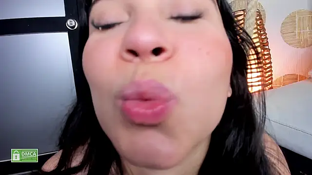 aisha   online show from December 20, 2024, 4:14 pm