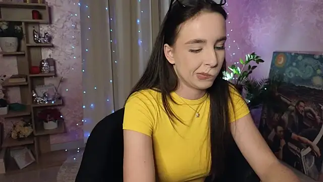 AuroraAksnesss online show from December 11, 2024, 2:22 pm