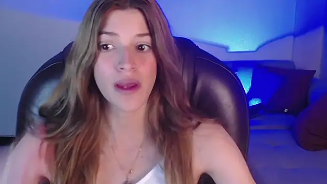 Nora Vennucci online show from December 31, 2024, 10:34 pm