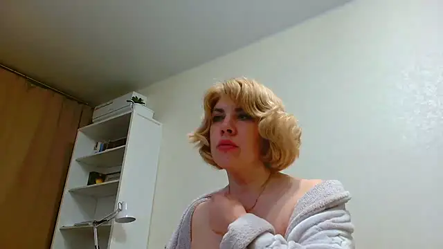 Snapshot of Brionia chatting on February 18, 2025, 5:42 pm Brionia online show from February 18, 2025, 5:42 pm
