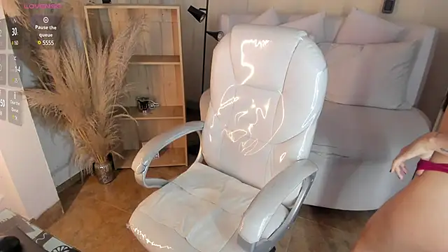 Amy Kiitty  online show from January 21, 2025, 8:00 pm