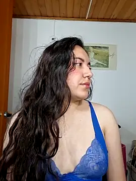 Snapshot of Emi_chik chatting on April 24, 2026, 11:12 am Emi chik online show from April 24, 2026, 11:12 am