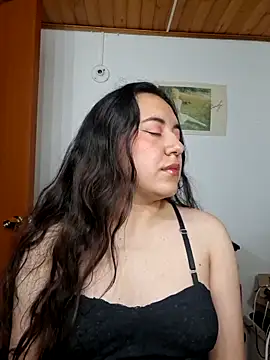 Snapshot of Emi_chik chatting on June 12, 2026, 5:39 am Emi chik online show from June 12, 2026, 5:39 am
