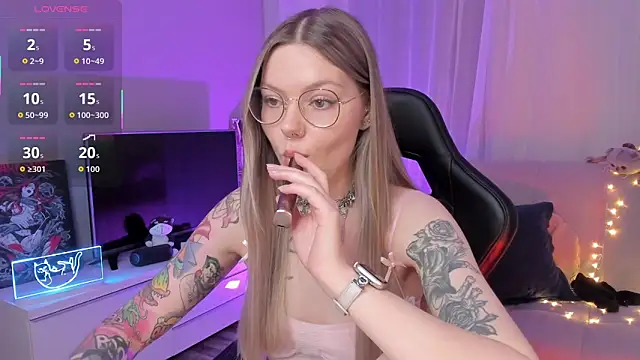 Snapshot of Marta_May_ chatting on October 10, 2025, 5:23 pm Marta May online show from October 10, 2025, 5:23 pm