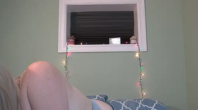 Snapshot of SummerLovingXoXo chatting on December 5, 2024, 10:34 pm SummerLovingXoXo online show from December 5, 2024, 10:34 pm