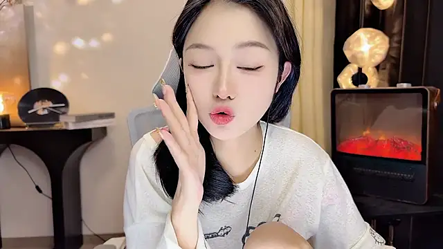 xiaodaibabyy online show from February 13, 2025, 1:37 pm