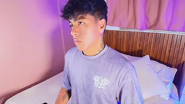 kiing azahell online show from April 5, 2026, 2:42 am