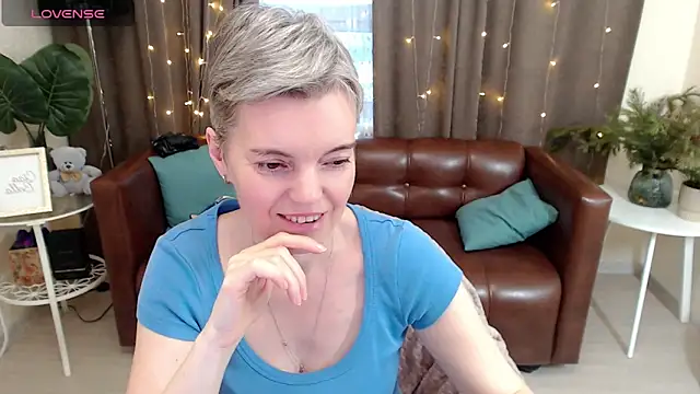 Snapshot of Cutie_Erikaa1 chatting on December 28, 2024, 5:33 am Cutie Erikaa1 online show from December 28, 2024, 5:33 am