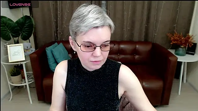 Snapshot of Cutie_Erikaa1 chatting on January 21, 2025, 2:43 am Cutie Erikaa1 online show from January 21, 2025, 2:43 am