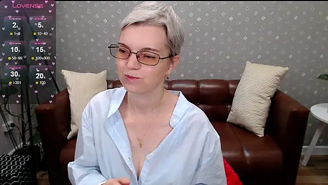 Snapshot of Cutie_Erikaa1 chatting on October 13, 2025, 2:33 am Cutie Erikaa1 online show from October 13, 2025, 2:33 am