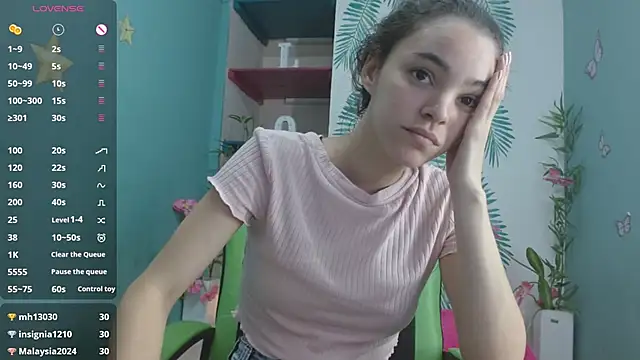 Mia-kalinfa online show from December 4, 2024, 3:32 pm