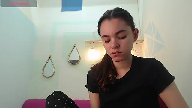 Mia-kalinfa online show from February 4, 2025, 6:27 pm