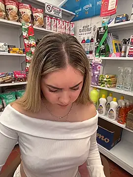 Snapshot of imlindapink chatting on February 4, 2026, 4:24 pm imlindapink online show from February 4, 2026, 4:24 pm