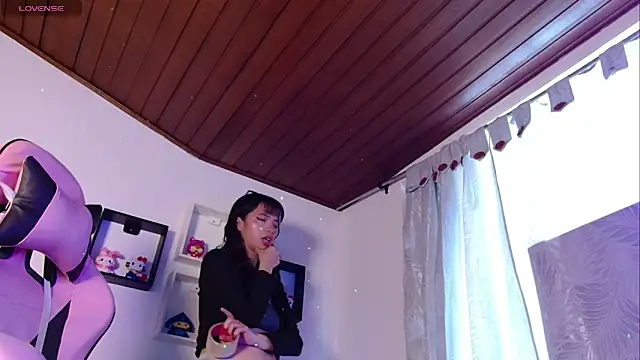 Snapshot of evie_cloud chatting on December 20, 2025, 4:14 pm evie cloud online show from December 20, 2025, 4:14 pm