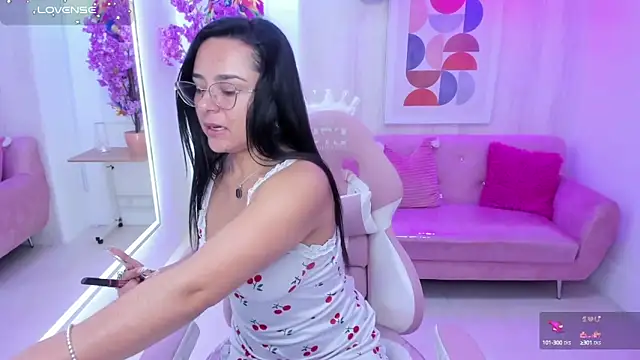 Snapshot of Tiara_rr chatting on September 20, 2025, 7:48 pm Tiara rr online show from September 20, 2025, 7:48 pm