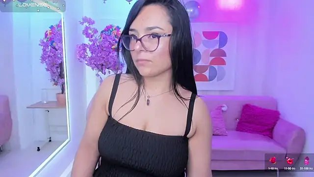 Snapshot of Tiara_rr chatting on September 22, 2025, 7:27 pm Tiara rr online show from September 22, 2025, 7:27 pm