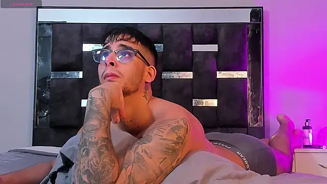 iamcamiloo  online show from March 3, 2025, 3:19 am