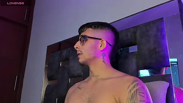 iamcamiloo  online show from March 17, 2025, 3:47 am