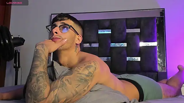 iamcamiloo  online show from March 18, 2025, 3:53 am