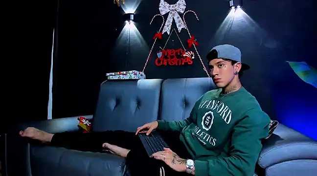 JUSTIN FULLER1 online show from December 17, 2024, 7:48 pm