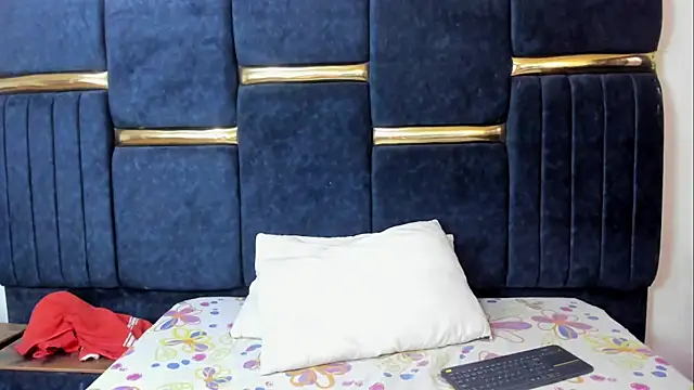 skaysanchez1 online show from April 13, 2026, 8:03 pm