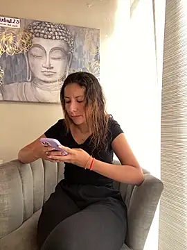 im lorein online show from February 17, 2025, 1:53 pm